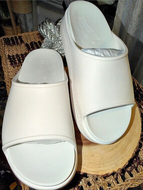 Dansko Devyn Molded White Recovery Slides | EU 39 / US 8.5–9 | New in Box